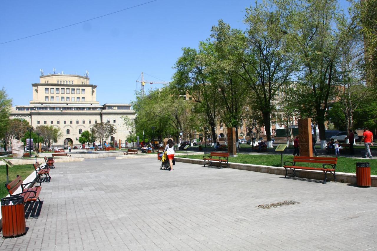 Vernisaj Apt At Republic Square & Ruben Tours Ereván Exterior foto